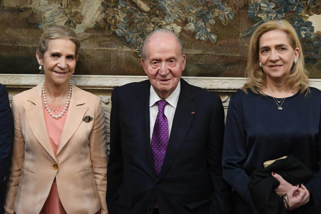 NEWS : Prix spÃ cial dÃ cernÃ lors de la 35e JournÃ e du Livre Politique - 11 04 2026 King Juan Carlos receives flanked by his daughters Infanta Cristina and Infanta Elena and his grandson Julian Froilan a special prize during the event la 35eme Journee du Livre Politique (35th Political Book Day) at the National Assembly in Paris, France on April 11, 2026 for his memoirs Reconciliation.  Copyright: xLionelxUrmanx