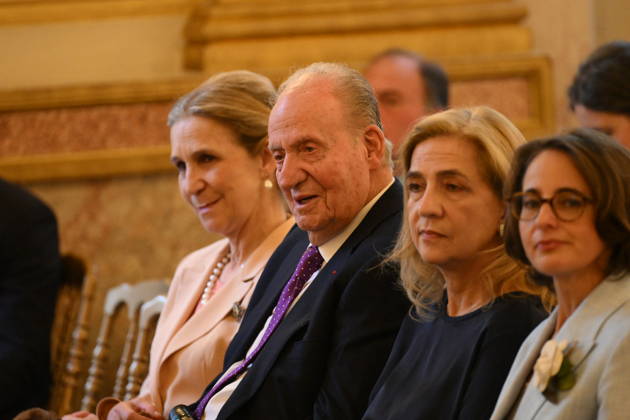 King Juan Carlos at event la 35eme Journee du Livre Politique - Paris King Juan Carlos flanked by his dauthters Infanta Cristina and Infanta Elena pictured during a tribute to Former French Prime Minister Lionel Jospin by Pierre Moscovici at the event la 35eme Journee du Livre Politique ( 35th Political Book Day ) at the National Assembly in Paris, France on April 11 2026. Photo by Eliot Blondet ABACAPRESS.COM Paris France  Copyright: xBlondetxEliot ABACAx