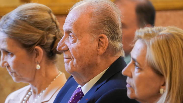 King Juan Carlos I receives an award for his memoirs at the French National Assembly King Emeritus Juan Carlos I, accompanied by Infantas Elena i and Cristina d , during the presentation of a literary award for his book of memoirs, at the French National Assembly, on April 11, 2026, in Paris France King Emeritus Juan Carlos I receives the award for his book of memoirs Reconciliation , written with the author Laurence Debray The prize is awarded by the association Lire la société in collaboration with the Lower House of the French Parliament on the occasion of the Day of the Political Book and that, in its 35th edition, has decided to highlight the biographical work of the king emeritus for its value on political memory 11 APRIL 2026 LITERA  Copyright: xAnaxLopezx 7431361