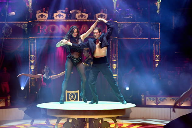 Artistin Lili Paul Roncalli beim Auftritt in der Manege der Kölner Premiere des Circus Roncalli