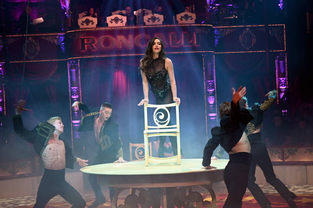 Artistin Lili Paul Roncalli beim Auftritt in der Manege der Kölner Premiere des Circus Roncalli