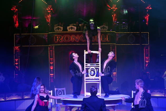 Artistin Lili Paul Roncalli beim Auftritt in der Manege der Kölner Premiere des Circus Roncalli