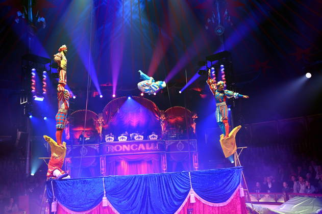 Trampolin Artisten Venice Carnival und Clown Prof Wacko ( Valdimir Georgiev ) beim Auftritt in der Manege der Kölner Premiere des Circus Roncalli