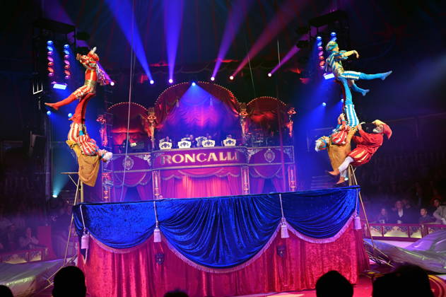 Trampolin Artisten Venice Carnival und Clown Prof Wacko ( Valdimir Georgiev ) beim Auftritt in der Manege der Kölner Premiere des Circus Roncalli