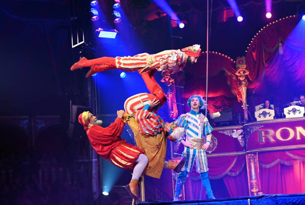 Trampolin Artisten Venice Carnival und Clown Prof Wacko ( Valdimir Georgiev ) beim Auftritt in der Manege der Kölner Premiere des Circus Roncalli