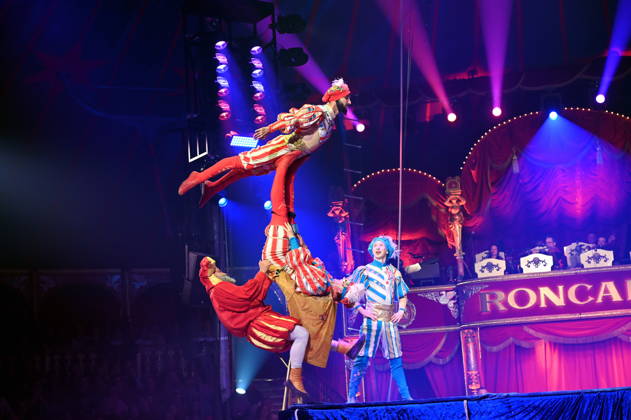 Trampolin Artisten Venice Carnival und Clown Prof Wacko ( Valdimir Georgiev ) beim Auftritt in der Manege der Kölner Premiere des Circus Roncalli