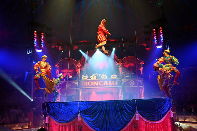 Trampolin Artisten Venice Carnival und Clown Prof Wacko ( Valdimir Georgiev ) beim Auftritt in der Manege der Kölner Premiere des Circus Roncalli