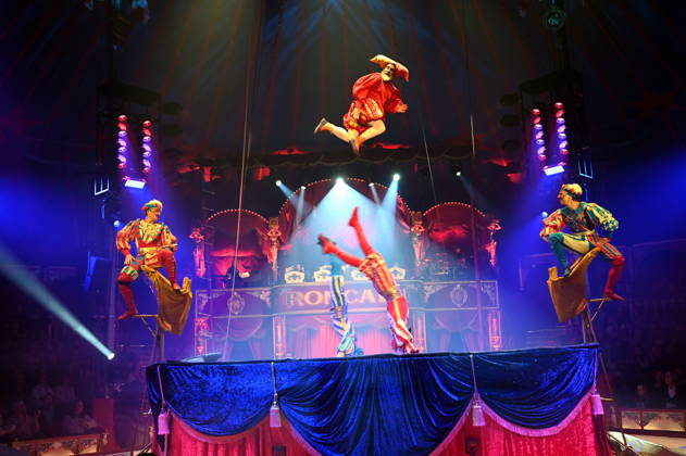 Trampolin Artisten Venice Carnival und Clown Prof Wacko ( Valdimir Georgiev ) beim Auftritt in der Manege der Kölner Premiere des Circus Roncalli