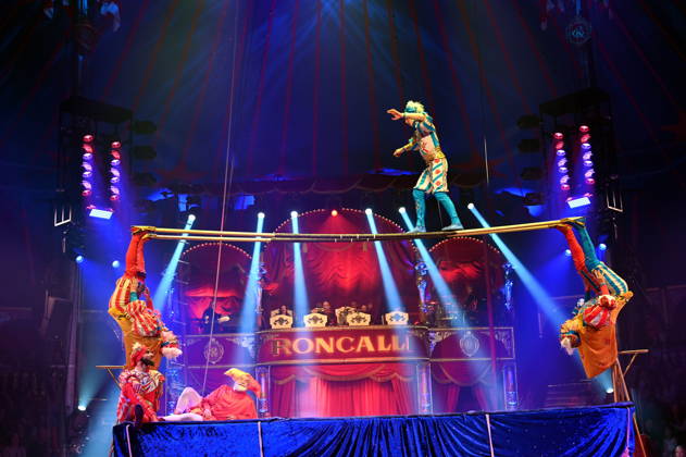 Trampolin Artisten Venice Carnival und Clown Prof Wacko ( Valdimir Georgiev ) beim Auftritt in der Manege der Kölner Premiere des Circus Roncalli