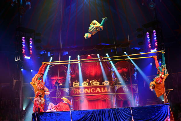 Trampolin Artisten Venice Carnival und Clown Prof Wacko ( Valdimir Georgiev ) beim Auftritt in der Manege der Kölner Premiere des Circus Roncalli