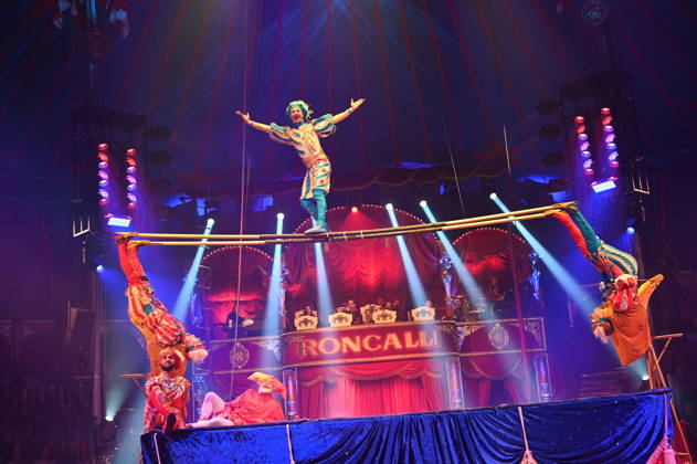 Trampolin Artisten Venice Carnival und Clown Prof Wacko ( Valdimir Georgiev ) beim Auftritt in der Manege der Kölner Premiere des Circus Roncalli