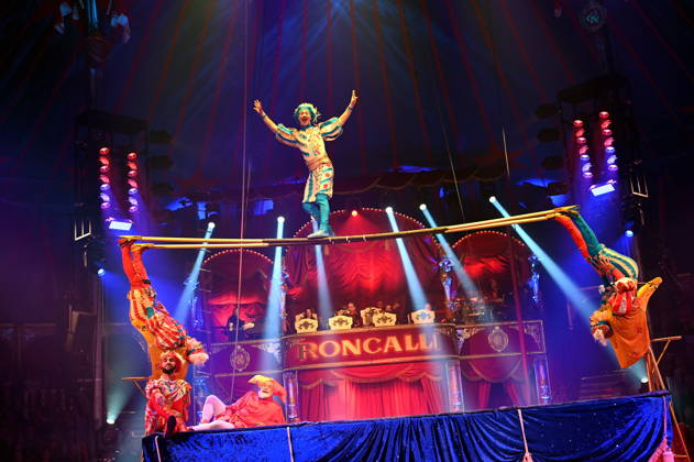Trampolin Artisten Venice Carnival und Clown Prof Wacko ( Valdimir Georgiev ) beim Auftritt in der Manege der Kölner Premiere des Circus Roncalli