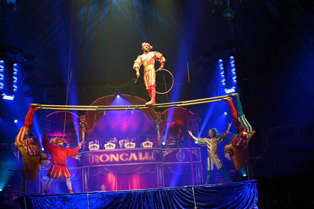 Trampolin Artisten Venice Carnival und Clown Prof Wacko ( Valdimir Georgiev ) beim Auftritt in der Manege der Kölner Premiere des Circus Roncalli