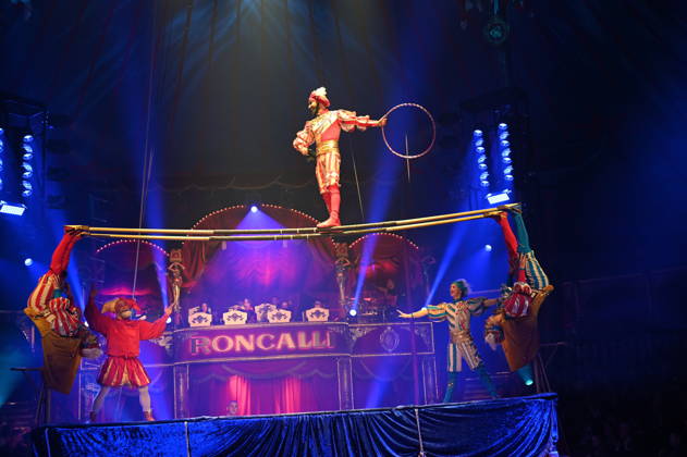 Trampolin Artisten Venice Carnival und Clown Prof Wacko ( Valdimir Georgiev ) beim Auftritt in der Manege der Kölner Premiere des Circus Roncalli