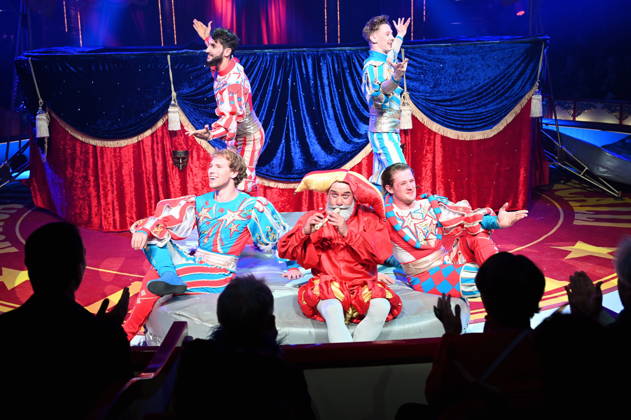 Artisten und in der Mitte Clown Prof Wacko ( Valdimir Georgiev ) beim Auftritt in der Manege der Kölner Premiere des Circus Roncalli
