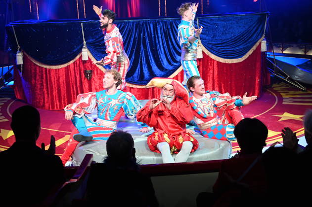 Artisten und in der Mitte Clown Prof Wacko ( Valdimir Georgiev ) beim Auftritt in der Manege der Kölner Premiere des Circus Roncalli