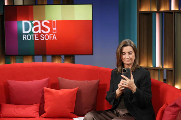 Inka Schneider, Fernsehmoderatorin, in der Fernsehsendung DAS! Rote Sofa, eine Live-Talksendung des Norddeutschen Rundfunks, Fototermin am 10.4.2026 im Fernsehstudio des NDR in Hamburg Lokstedt