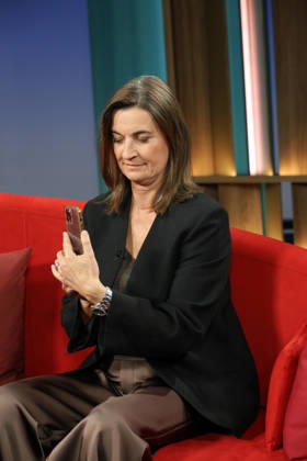 Inka Schneider, Fernsehmoderatorin, in der Fernsehsendung DAS! Rote Sofa, eine Live-Talksendung des Norddeutschen Rundfunks, Fototermin am 10.4.2026 im Fernsehstudio des NDR in Hamburg Lokstedt