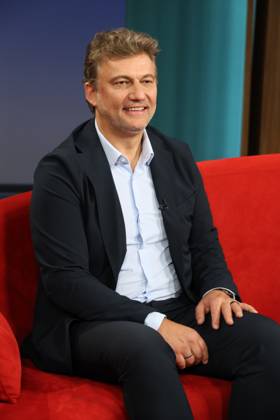 Jonas Kaufmann, deutsch-österreichischer Opernsänger (Tenor), zu Gast in der Fernsehsendung DAS! Rote Sofa, eine Live-Talksendung des Norddeutschen Rundfunks, Fototermin am 10.4.2026 im Fernsehstudio des NDR in Hamburg Lokstedt