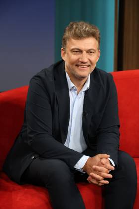 Jonas Kaufmann, deutsch-österreichischer Opernsänger (Tenor), zu Gast in der Fernsehsendung DAS! Rote Sofa, eine Live-Talksendung des Norddeutschen Rundfunks, Fototermin am 10.4.2026 im Fernsehstudio des NDR in Hamburg Lokstedt