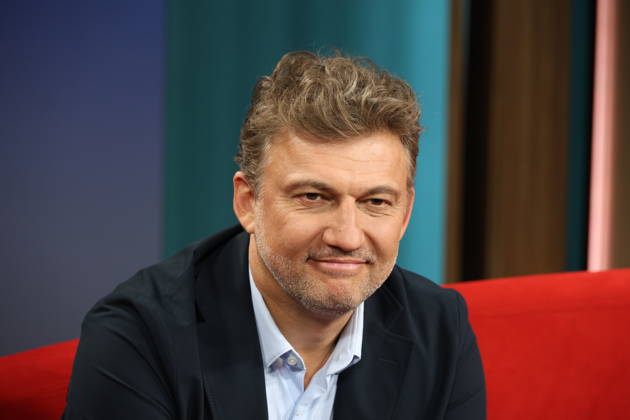 Jonas Kaufmann, deutsch-österreichischer Opernsänger (Tenor), zu Gast in der Fernsehsendung DAS! Rote Sofa, eine Live-Talksendung des Norddeutschen Rundfunks, Fototermin am 10.4.2026 im Fernsehstudio des NDR in Hamburg Lokstedt