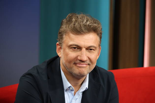 Jonas Kaufmann, deutsch-österreichischer Opernsänger (Tenor), zu Gast in der Fernsehsendung DAS! Rote Sofa, eine Live-Talksendung des Norddeutschen Rundfunks, Fototermin am 10.4.2026 im Fernsehstudio des NDR in Hamburg Lokstedt