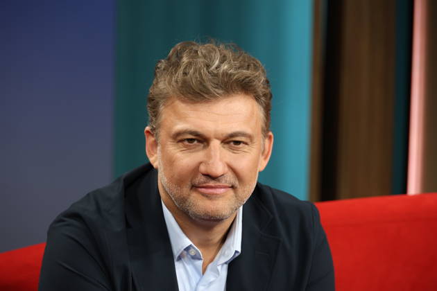 Jonas Kaufmann, deutsch-österreichischer Opernsänger (Tenor), zu Gast in der Fernsehsendung DAS! Rote Sofa, eine Live-Talksendung des Norddeutschen Rundfunks, Fototermin am 10.4.2026 im Fernsehstudio des NDR in Hamburg Lokstedt