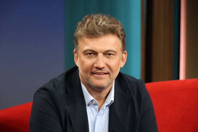Jonas Kaufmann, deutsch-österreichischer Opernsänger (Tenor), zu Gast in der Fernsehsendung DAS! Rote Sofa, eine Live-Talksendung des Norddeutschen Rundfunks, Fototermin am 10.4.2026 im Fernsehstudio des NDR in Hamburg Lokstedt