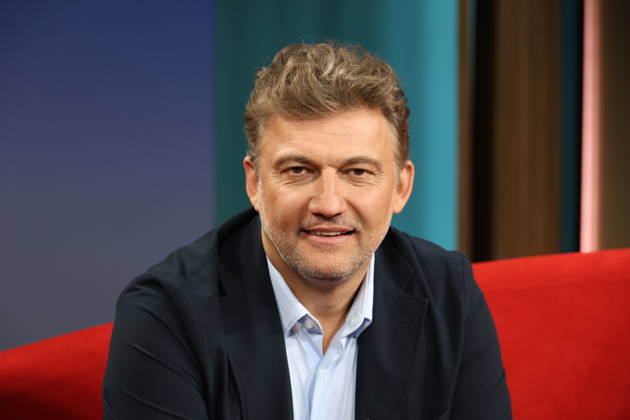 Jonas Kaufmann, deutsch-österreichischer Opernsänger (Tenor), zu Gast in der Fernsehsendung DAS! Rote Sofa, eine Live-Talksendung des Norddeutschen Rundfunks, Fototermin am 10.4.2026 im Fernsehstudio des NDR in Hamburg Lokstedt
