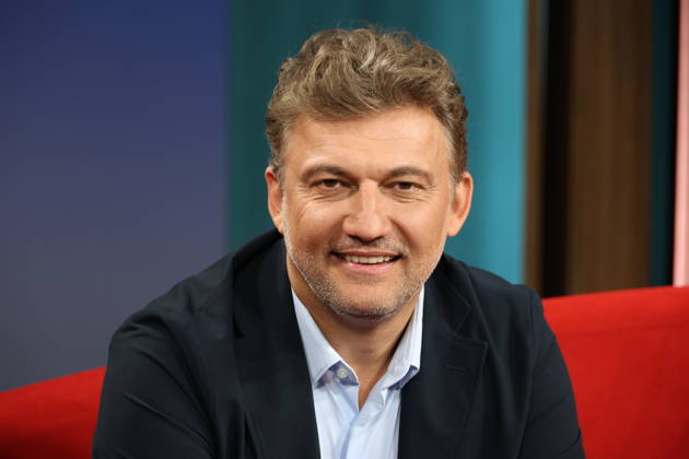 Jonas Kaufmann, deutsch-österreichischer Opernsänger (Tenor), zu Gast in der Fernsehsendung DAS! Rote Sofa, eine Live-Talksendung des Norddeutschen Rundfunks, Fototermin am 10.4.2026 im Fernsehstudio des NDR in Hamburg Lokstedt