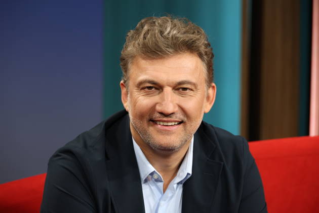 Jonas Kaufmann, deutsch-österreichischer Opernsänger (Tenor), zu Gast in der Fernsehsendung DAS! Rote Sofa, eine Live-Talksendung des Norddeutschen Rundfunks, Fototermin am 10.4.2026 im Fernsehstudio des NDR in Hamburg Lokstedt
