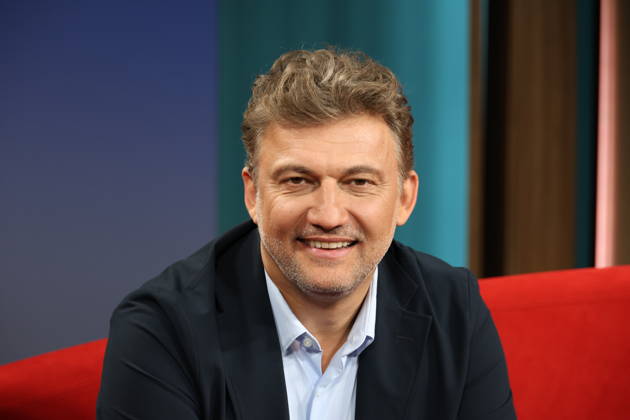 Jonas Kaufmann, deutsch-österreichischer Opernsänger (Tenor), zu Gast in der Fernsehsendung DAS! Rote Sofa, eine Live-Talksendung des Norddeutschen Rundfunks, Fototermin am 10.4.2026 im Fernsehstudio des NDR in Hamburg Lokstedt
