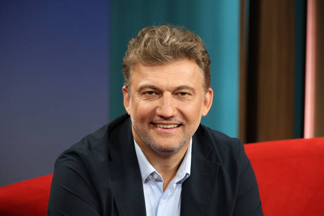 Jonas Kaufmann, deutsch-österreichischer Opernsänger (Tenor), zu Gast in der Fernsehsendung DAS! Rote Sofa, eine Live-Talksendung des Norddeutschen Rundfunks, Fototermin am 10.4.2026 im Fernsehstudio des NDR in Hamburg Lokstedt