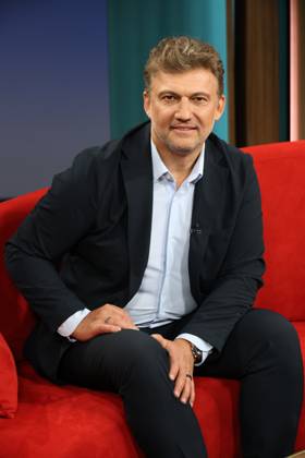 Jonas Kaufmann, deutsch-österreichischer Opernsänger (Tenor), zu Gast in der Fernsehsendung DAS! Rote Sofa, eine Live-Talksendung des Norddeutschen Rundfunks, Fototermin am 10.4.2026 im Fernsehstudio des NDR in Hamburg Lokstedt