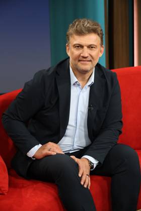 Jonas Kaufmann, deutsch-österreichischer Opernsänger (Tenor), zu Gast in der Fernsehsendung DAS! Rote Sofa, eine Live-Talksendung des Norddeutschen Rundfunks, Fototermin am 10.4.2026 im Fernsehstudio des NDR in Hamburg Lokstedt