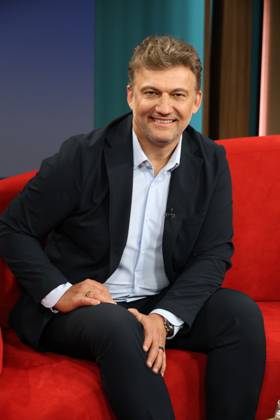 Jonas Kaufmann, deutsch-österreichischer Opernsänger (Tenor), zu Gast in der Fernsehsendung DAS! Rote Sofa, eine Live-Talksendung des Norddeutschen Rundfunks, Fototermin am 10.4.2026 im Fernsehstudio des NDR in Hamburg Lokstedt