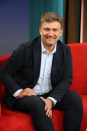 Jonas Kaufmann, deutsch-österreichischer Opernsänger (Tenor), zu Gast in der Fernsehsendung DAS! Rote Sofa, eine Live-Talksendung des Norddeutschen Rundfunks, Fototermin am 10.4.2026 im Fernsehstudio des NDR in Hamburg Lokstedt