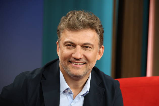 Jonas Kaufmann, deutsch-österreichischer Opernsänger (Tenor), zu Gast in der Fernsehsendung DAS! Rote Sofa, eine Live-Talksendung des Norddeutschen Rundfunks, Fototermin am 10.4.2026 im Fernsehstudio des NDR in Hamburg Lokstedt