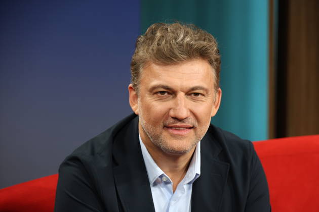 Jonas Kaufmann, deutsch-österreichischer Opernsänger (Tenor), zu Gast in der Fernsehsendung DAS! Rote Sofa, eine Live-Talksendung des Norddeutschen Rundfunks, Fototermin am 10.4.2026 im Fernsehstudio des NDR in Hamburg Lokstedt