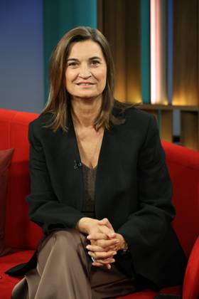 Inka Schneider, Fernsehmoderatorin, in der Fernsehsendung DAS! Rote Sofa, eine Live-Talksendung des Norddeutschen Rundfunks, Fototermin am 10.4.2026 im Fernsehstudio des NDR in Hamburg Lokstedt