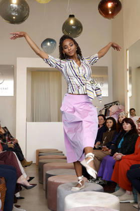 Debora Goulart bei der Anja Gockel Fashion Show Frisches für die Sinne im Showroom Paris 44 by Anja Gockel. Berlin, 10.04.2026