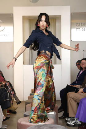 Miho Shiratori bei der Anja Gockel Fashion Show Frisches für die Sinne im Showroom Paris 44 by Anja Gockel. Berlin, 10.04.2026