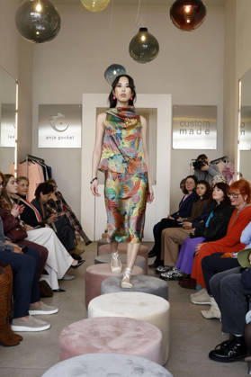 Miho Shiratori bei der Anja Gockel Fashion Show Frisches für die Sinne im Showroom Paris 44 by Anja Gockel. Berlin, 10.04.2026