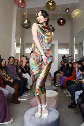 Miho Shiratori bei der Anja Gockel Fashion Show Frisches für die Sinne im Showroom Paris 44 by Anja Gockel. Berlin, 10.04.2026