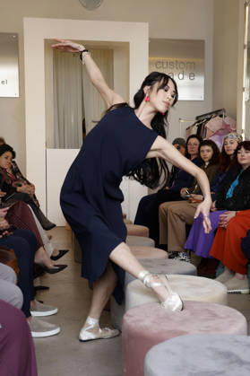 Miho Shiratori bei der Anja Gockel Fashion Show Frisches für die Sinne im Showroom Paris 44 by Anja Gockel. Berlin, 10.04.2026