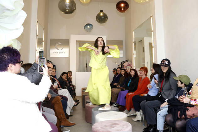 Lia Kemendi bei der Anja Gockel Fashion Show Frisches für die Sinne im Showroom Paris 44 by Anja Gockel. Berlin, 10.04.2026