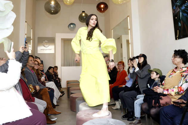 Lia Kemendi bei der Anja Gockel Fashion Show Frisches für die Sinne im Showroom Paris 44 by Anja Gockel. Berlin, 10.04.2026