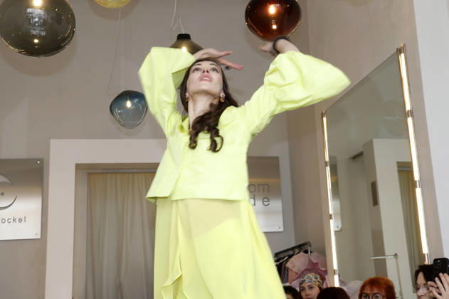 Lia Kemendi bei der Anja Gockel Fashion Show Frisches für die Sinne im Showroom Paris 44 by Anja Gockel. Berlin, 10.04.2026