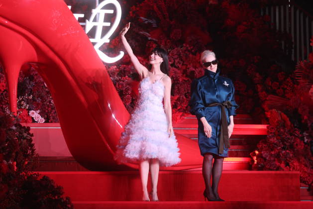 SHANGHAI, CHINA - APRIL 10: American actress Anne Hathaway (L) and American actress Meryl Streep attend the premiere of film The Devil Wears Prada 2 on April 10, 2026 in Shanghai, China. Copyright: xVCGx 111634000037
