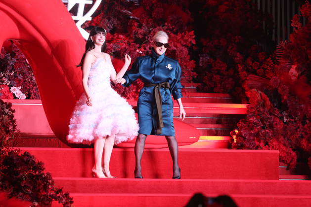 SHANGHAI, CHINA - APRIL 10: American actress Anne Hathaway (L) and American actress Meryl Streep attend the premiere of film The Devil Wears Prada 2 on April 10, 2026 in Shanghai, China. Copyright: xVCGx 111633999884